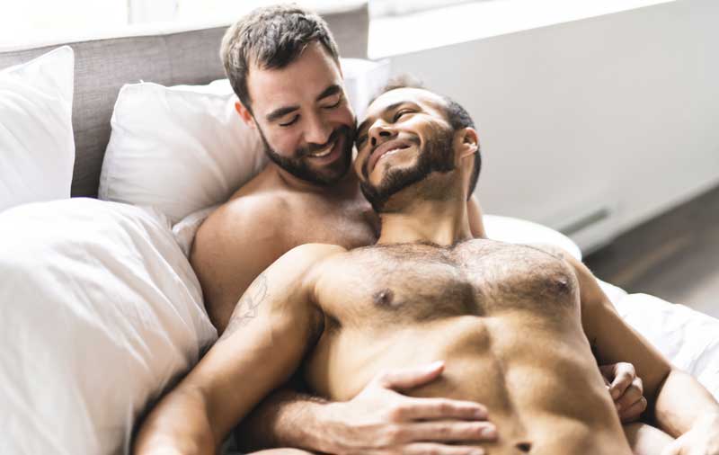 ベッドにいるゲイカップル
